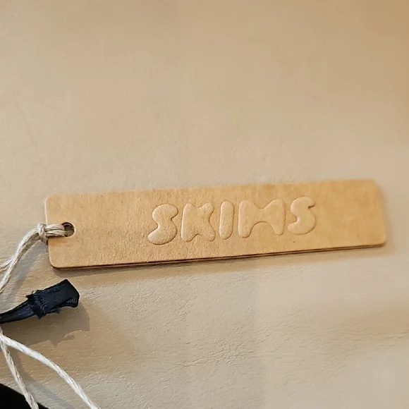 SKIMS Elegant Black Sheer Bra - Picture 2 of 5